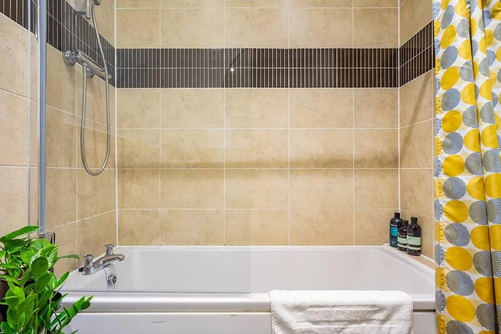 Bright, Modern 2 Bedroom House With Free Parking! Edinburgh 0*,