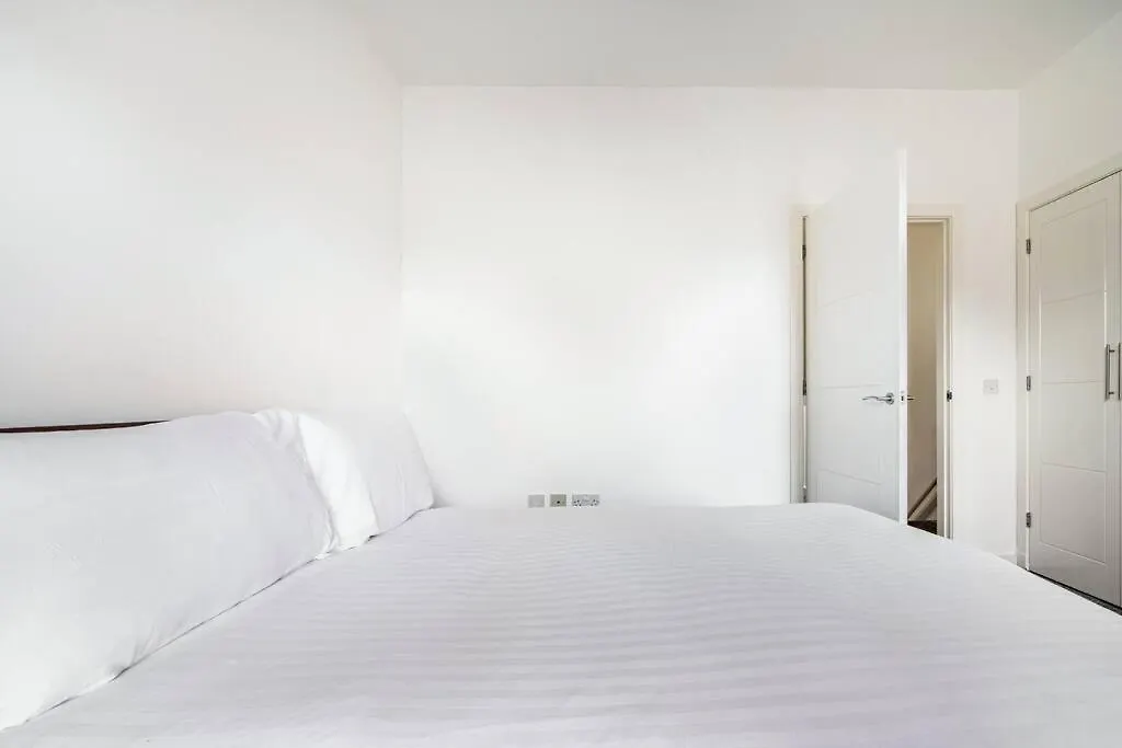 Bright, Modern 2 Bedroom House With Free Parking! Edinburgh 0*,