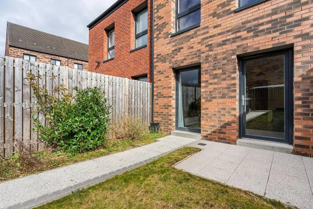 Bright, Modern 2 Bedroom House With Free Parking! Edinburgh Apartment