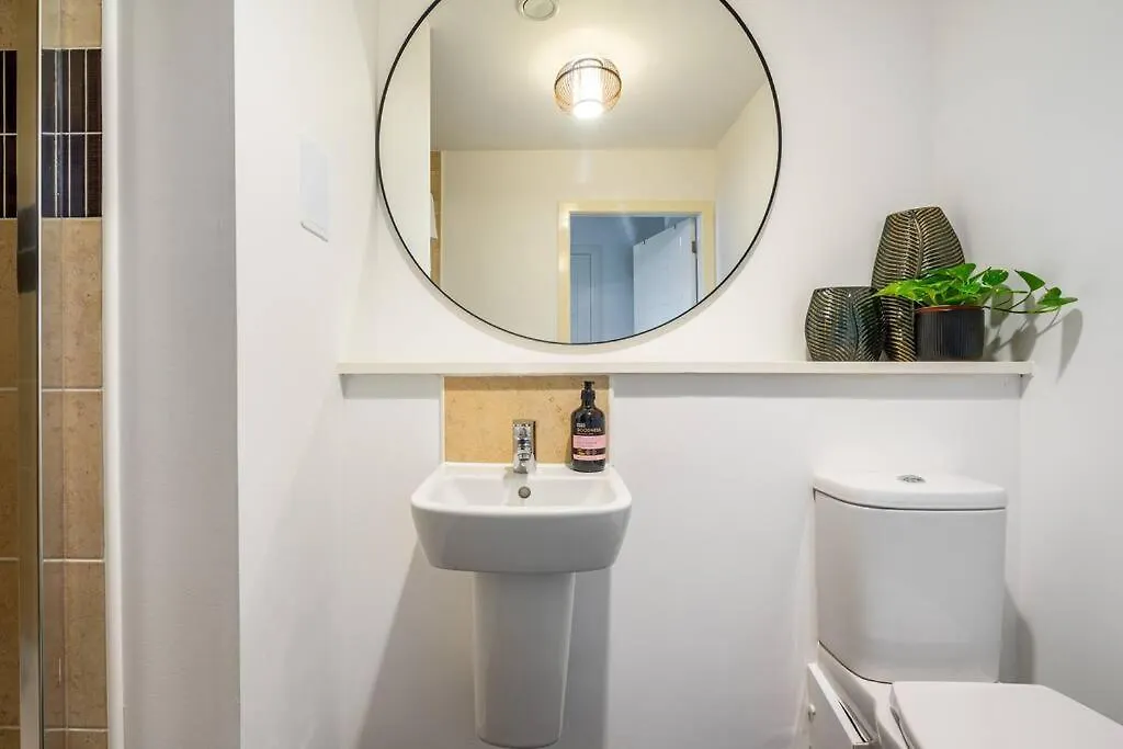 Bright, Modern 2 Bedroom House With Free Parking! Edinburgh