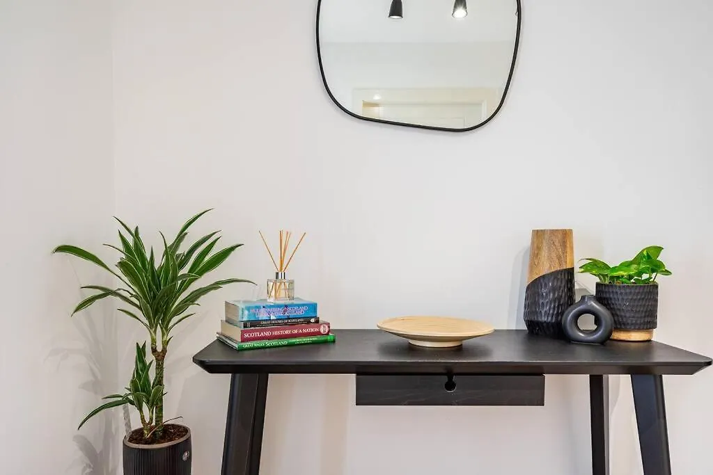 Bright, Modern 2 Bedroom House With Free Parking! Edinburgh 0*,  Birleşik Krallık